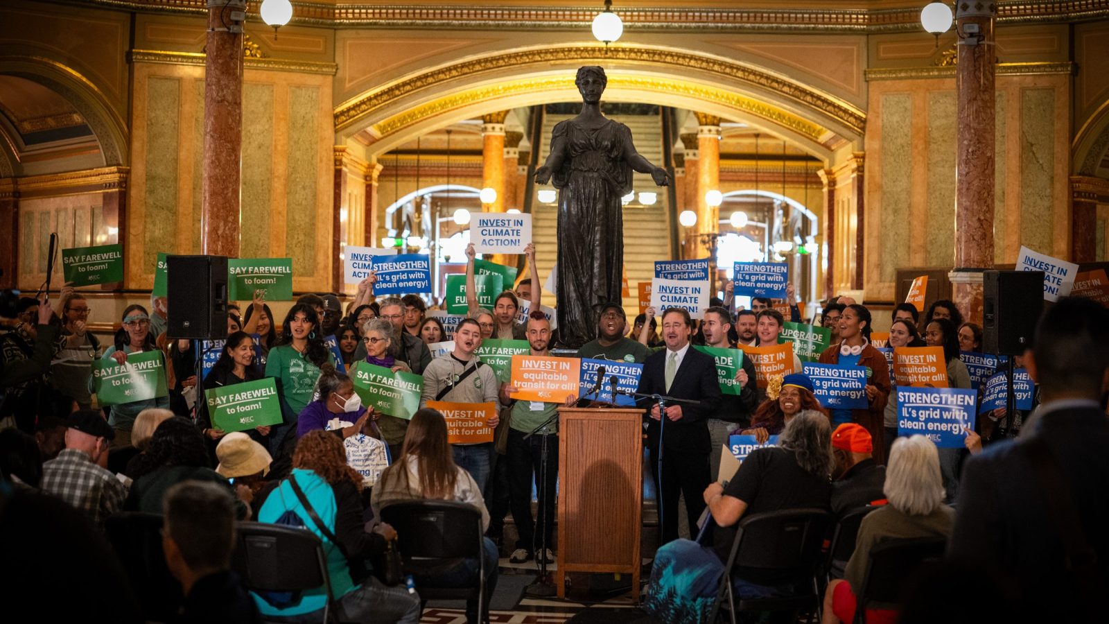 DDN04971 Advocates gather in the Rotunda for a climate action rally.